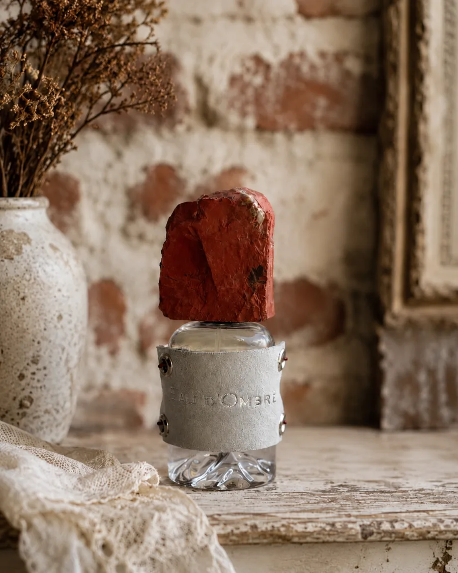 Eau d'Ombre bottle with red jasper