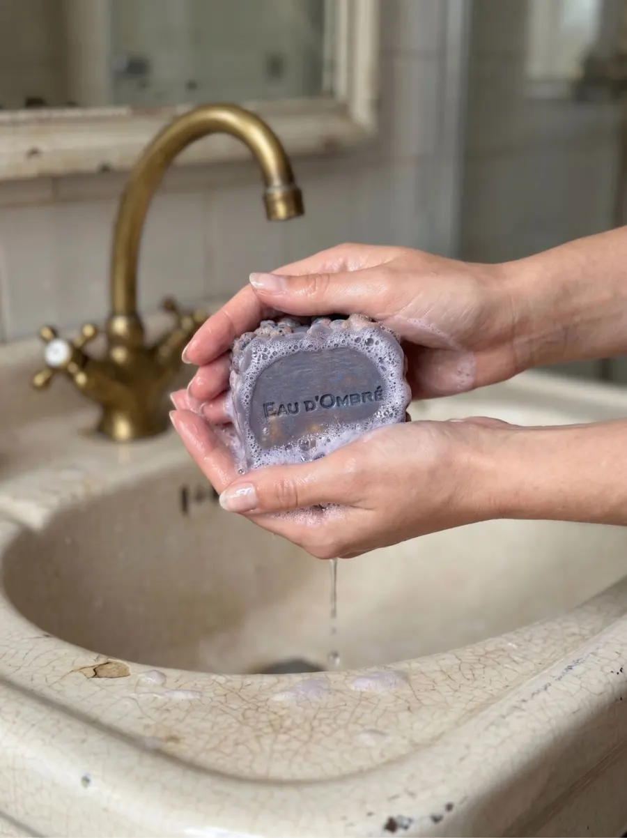 Мыло Eau d'Ombre в руках